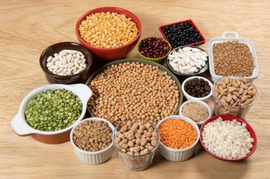 Farklı tahıl çeşitleri ve yenilebilir kuru tohumların toplanması. İplik kaynakları örnekleri