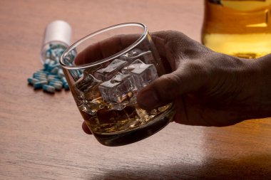Bir bardak buzlu viski ve haplarla alkol bağımlılığı