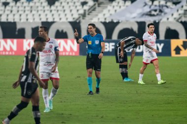 Rio, Brezilya - Eylül 18, 2021: Flavio Rodrigues de Souza hakemi Botafogo 3 'e karşı 1 Nautico maçında Brezilya Şampiyonası' nın 24. raundunda (B serisi) Nilton Santos Stadyumu 'nda yer aldı.