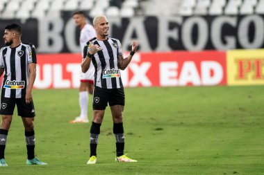 Rio, Brezilya - Eylül 18, 2021: Rafael Navarro oyuncusu, Botafogo 3 'e karşı 1 Nautico maçını Brezilya Şampiyonası' nın (B serisi) 24. turunda Nilton Santos Stadyumu 'nda kutladı.
