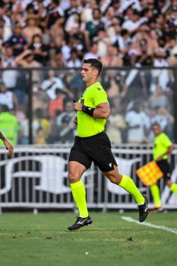 Rio, Brezilya - Ekim 05, 2025: Fernando Antonio Mendes de Salles hakem Vasco x Vitoria ile Sao Januario Stadyumu 'ndaki Brezilya Şampiyonası' nın 27.