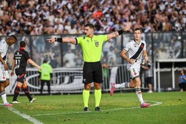 Rio, Brezilya - Ekim 05, 2025: Fernando Antonio Mendes de Salles hakem Vasco x Vitoria ile Sao Januario Stadyumu 'ndaki Brezilya Şampiyonası' nın 27.