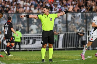 Rio, Brezilya - Ekim 05, 2025: Fernando Antonio Mendes de Salles hakem Vasco x Vitoria ile Sao Januario Stadyumu 'ndaki Brezilya Şampiyonası' nın 27.