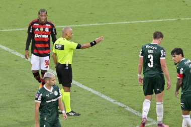 Rio, Brezilya - 19 Ekim 2025: Maracana Stadyumu 'nda oynanan Flamengo 3 x 2 Palmeiras maçında Wilton Pereira Samapio hakemi
