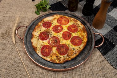 Mozzarella peynirli Napoli Brezilya pizzası ve kekik dilimli domates, üst manzara.