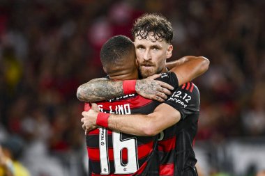 Rio, Brezilya - 3 Aralık 2025: Samuel Lino ve Leo Pereira, Maracana Stadyumu 'ndaki Brezilya Şampiyonası' nın 37. raundunda Flamengo x Ceara arasında oynanan maçta oynadılar.