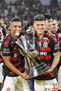 Rio, Brezilya - 3 Aralık 2025: Flamengo şampiyonluk kupasını aldı. Maracana Stadyumu 'nda oynanan maçta Flamengo x Ceara ile Brezilya Şampiyonası' nın 37. turu arasında. Samuel Lino ve Carrascal