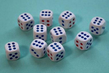 Yeşil arka planda 6 rakamlı 10 zar.