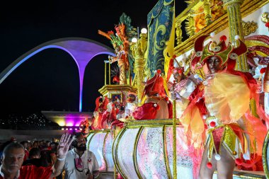 Rio de Janeiro, Brezilya - 13 Şubat 2026: Rio Karnavalı sırasında Sambadrome Marques de Sapucai 'deki Inocentes de Belford Roxo samba okulu üyeleri