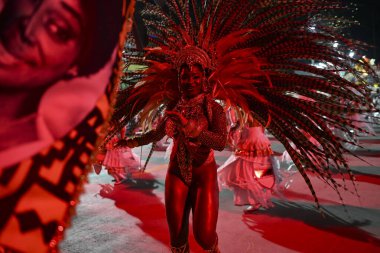 Rio de Janeiro, Brezilya - 13 Şubat 2026: Rio de Janeiro, Brezilya 'daki Rio de Janeiro Karnavalı sırasında Sambadrome Marques de Sapucai' deki Uniao do Parque Acari samba okulundan bir sanatçı.