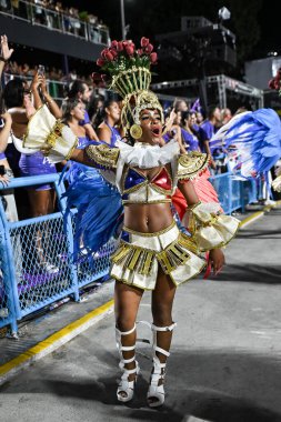 Rio de Janeiro, Brezilya - 13 Şubat 2026: Unidos de Padre Miguel samba okulundan bir sanatçı Rio Carnival 2026 'daki Serie Ouro sırasında Sambadrome Marques de Sapucai' de geçit töreni düzenledi.