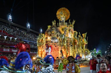 Rio de Janeiro, Brezilya - 13 Şubat 2026: Unidos de Padre Miguel samba okulundan bir sanatçı Rio Carnival 2026 'daki Serie Ouro sırasında Sambadrome Marques de Sapucai' de geçit töreni düzenledi.