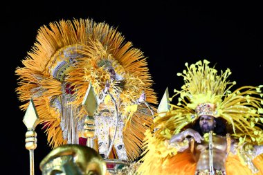 Rio de Janeiro, Brezilya - 13 Şubat 2026: Unidos de Padre Miguel samba okulundan bir sanatçı Rio Carnival 2026 'daki Serie Ouro sırasında Sambadrome Marques de Sapucai' de geçit töreni düzenledi.