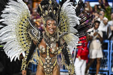 Rio de Janeiro, Brezilya - 13 Şubat 2026: Unidos de Padre Miguel samba okulundan bir sanatçı Rio Carnival 2026 'daki Serie Ouro sırasında Sambadrome Marques de Sapucai' de geçit töreni düzenledi.