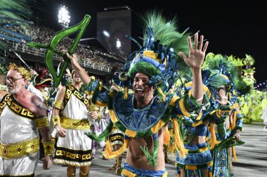 Rio de Janeiro, Brezilya - 13 Şubat 2026: Unidos de Padre Miguel samba okulundan bir sanatçı Rio Carnival 2026 'daki Serie Ouro sırasında Sambadrome Marques de Sapucai' de geçit töreni düzenledi.