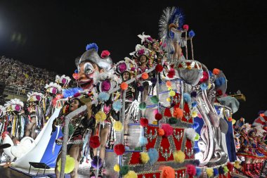 Rio de Janeiro, Brezilya - 14 Şubat 2026: Sambadrome Marques de Sapucai 'deki Sambadrome samba okulu geçit töreninde Arranco samba okulundan bir sanatçı Rio Karnavalı 2026 Serie Ouro sırasında geçit törenine katıldı.