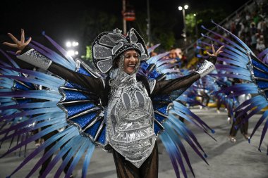 Rio de Janeiro, Brezilya - 14 Şubat 2026: Sambadrome Marques de Sapucai 'deki Sambadrome samba okulu geçit töreninde Imperio Serrano samba okulundan bir sanatçı Rio Karnavalı 2026' nın Serie Ouro 'su sırasında geçit törenine katıldı.