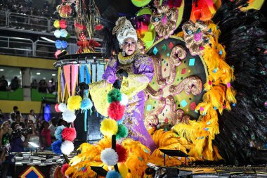 Rio de Janeiro, Brezilya - 14 Şubat 2026: Sambadrome Marques de Sapucai 'deki Sambadrome samba okulu geçit töreninde Estacio de Sa samba okulundan bir sanatçı Rio Carnival 2026' daki Serie Ouro sırasında gösteri yaptı.