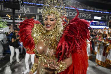 Rio de Janeiro, Brezilya - 14 Şubat 2026: Sambadrome Marques de Sapucai 'deki Sambadrome samba okulu geçit töreninde Estacio de Sa samba okulundan bir sanatçı Rio Carnival 2026' daki Serie Ouro sırasında gösteri yaptı.