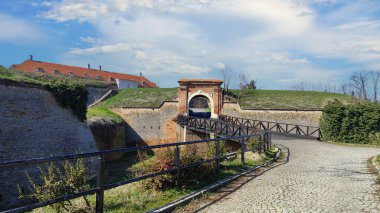 Sırbistan 'ın Petrovaradin kentindeki Petrovaradin Kalesi' ndeki VI. Charles 'ın hava manzarası. Köprü ve savunma duvarları olan tarihi taş giriş, seyahat, miras ve mimari temalar için ideal.
