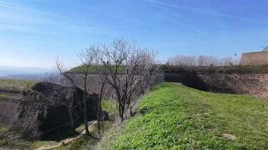 Petrovaradin, Sırbistan - 1 Mart 2026: Petrovaradin Kalesi 'nin yukarısındaki Avlu Kapısı girişinin insansız hava aracı görüntüsü, tarihi taş duvarlar, savunma surları ve güçlendirilmiş kompleks içindeki erişim yollarını gösteriyor.