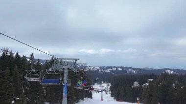 Kopaonik, Sırbistan - 9 Mart 2026: Kopaonik kayak merkezindeki kayakçılar yoğun kozalaklı orman ve hava aracı manzarasıyla çevrili.