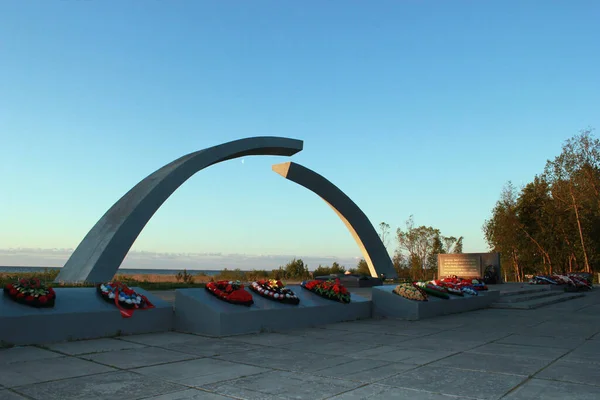 Ladoga Gölü Kıyısında Yırtık Halka Anıtı Hayat Yolunda — Stok fotoğraf