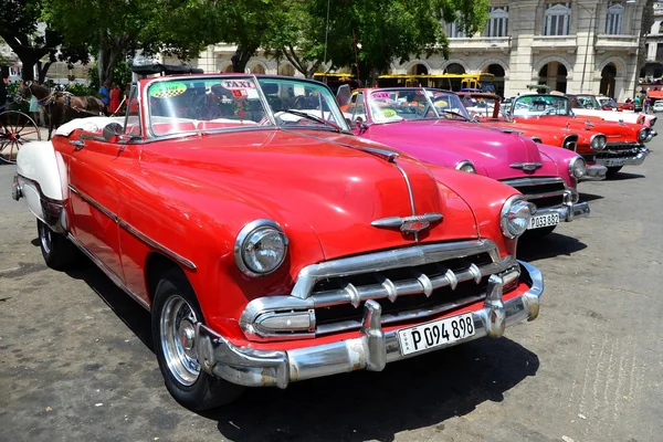 Παλιά αμερικανικά αυτοκίνητα στην Αβάνα Κούβα — Φωτογραφία Αρχείου