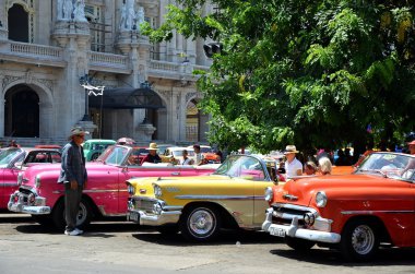 Havana Küba'da eski Amerikan arabaları