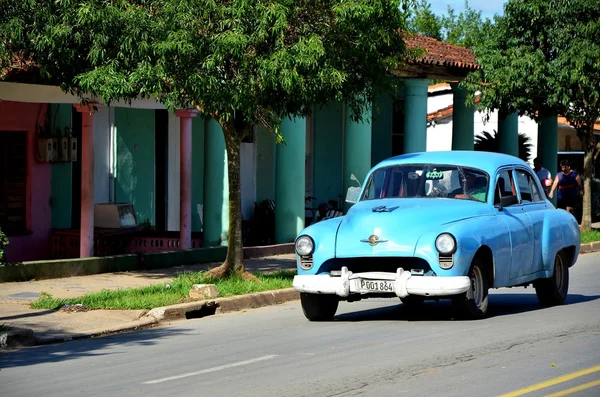 Alte amerikanische autos in vinales, kuba — Stockfoto