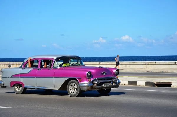 Gamla amerikanska bilar på Malecon i Havanna — Stockfoto