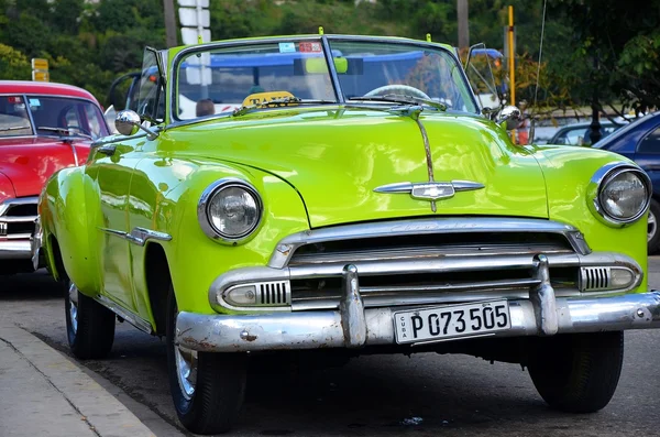 Gamla amerikanska bilar i Havanna - Kuba — Stockfoto