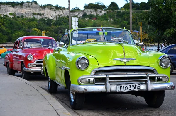 Παλιά αμερικανικά αυτοκίνητα στην Αβάνα - Κούβα — Φωτογραφία Αρχείου