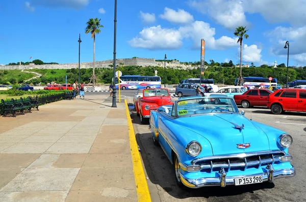 Carros americanos velhos em Havana - Cuba — Fotografia de Stock