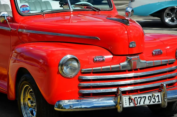 아바나-쿠바에서에서 오래 된 미국의 자동차 — 스톡 사진