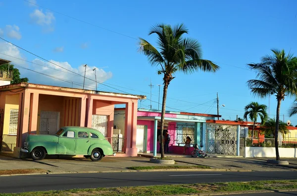 Carros americanos velhos em Cienfuegos - Cuba — Fotografia de Stock