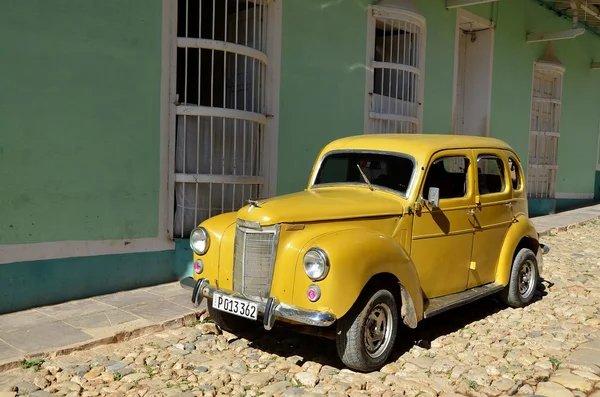 Gamla amerikanska bilar i koloniala Trinidad, Kuba — Stockfoto