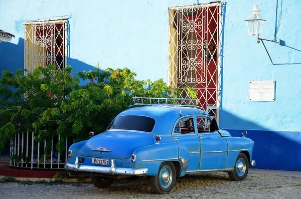 Carros americanos antigos em Trinidad colonial, Cuba — Fotografia de Stock