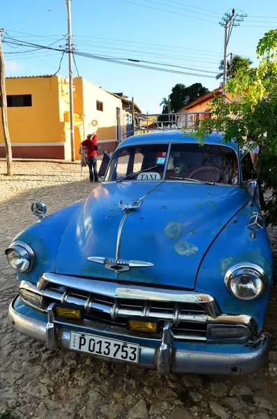Stará americká auta v koloniální Trinidad, Kuba — Stock fotografie