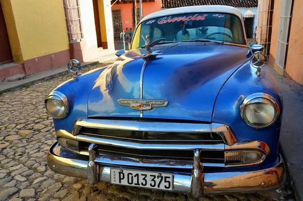 Carros americanos antigos em Trinidad colonial, Cuba — Fotografia de Stock