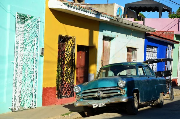 Carros americanos antigos em Trinidad colonial, Cuba — Fotografia de Stock