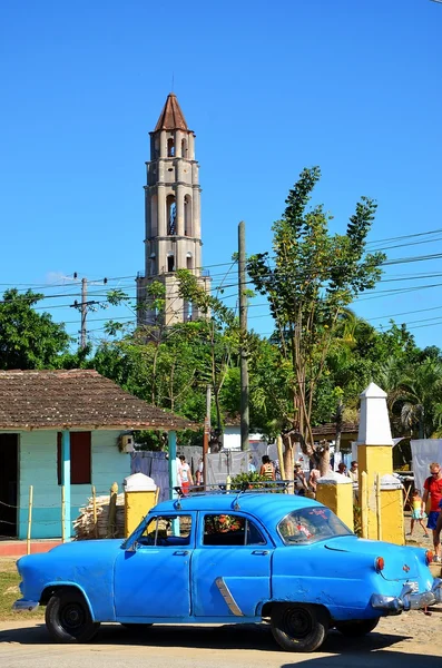 Gamla amerikanska bilar i Iznaga - Valle de los Ingenios, Kuba — Stockfoto
