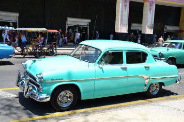 Güzel arabalar meşgul sokaklarında Havana, Küba,