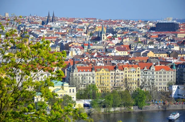 Typiska röda hustaken i Prag — Stockfoto