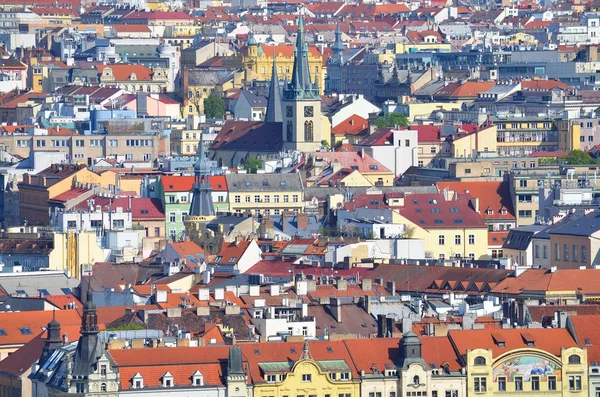 Prag ve onun kırmızı çatılar — Stok fotoğraf