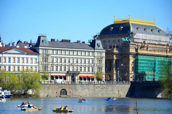 Teatro nacional e rio Vltava em Praga — Fotografia de Stock