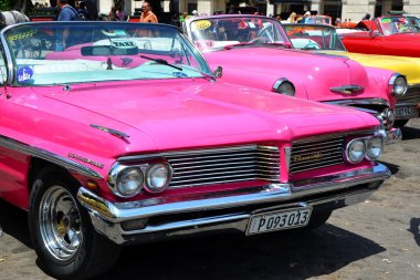 Küba'da eski Amerikan arabaları