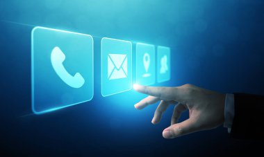 İş adamı ikon cep telefonu, posta, telefon ve adrese dokunuyor. Müşteri hizmetleri çağrı merkezi bizimle iletişim kurar