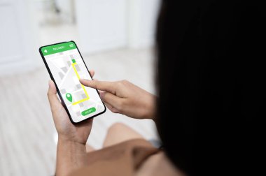 Uygulama dağıtımı için cep telefonu kullanan kadın