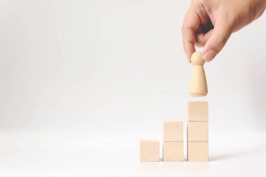 İnsan kaynakları, yetenek yönetimi, işe alım çalışanı başarılı iş dünyası lideri konsepti. El, kalabalığın arasından çıkan tahta insanları seçer..